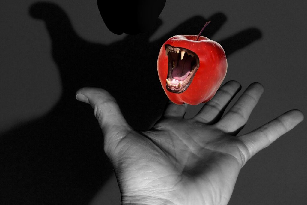 夜に食べすぎると眠れない理由とは？