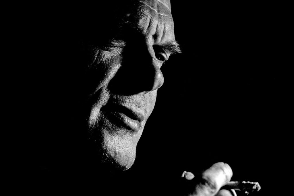 不眠症が人間関係に与えるストレスとは？