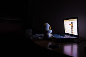 不眠症による寝不足を改善するための効果的な方法は？